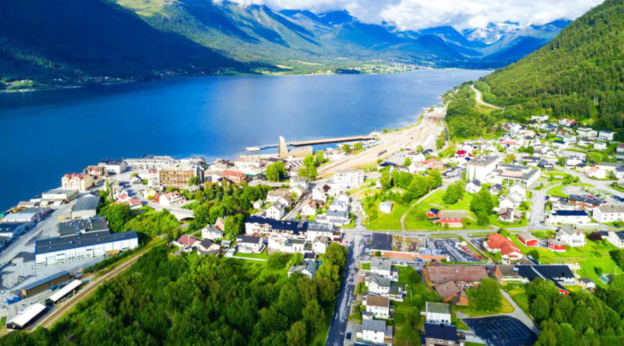 Nuestros servicios de alquiler de coches ofrecen una diversa selección de vehículos en Åndalsnes.
